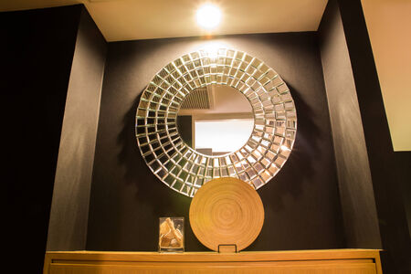 鏡と金色アイテムを組み合わせた金運風水レイアウト実例集